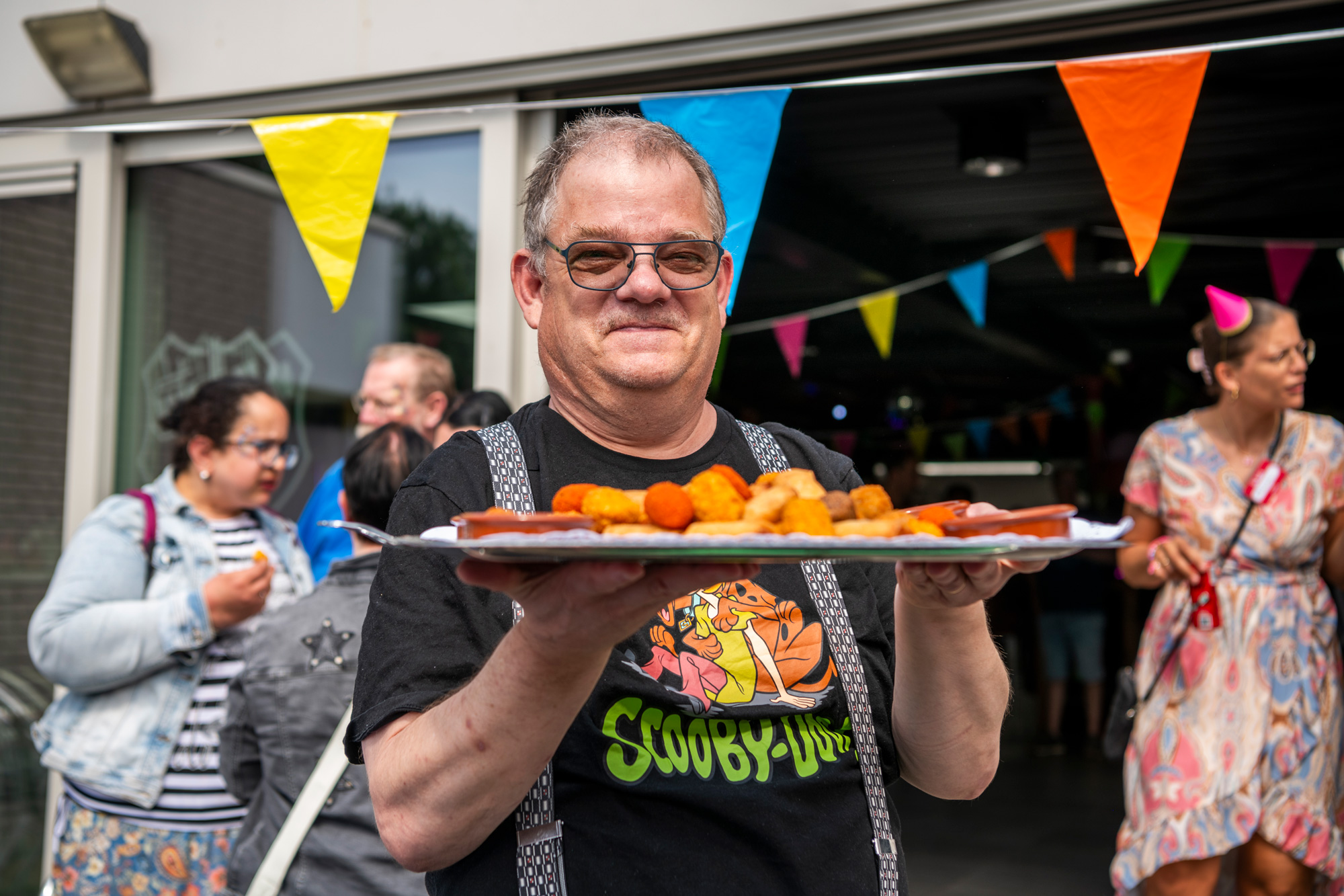 ABCDate ambassadeur Jan serveert een lekkere snack