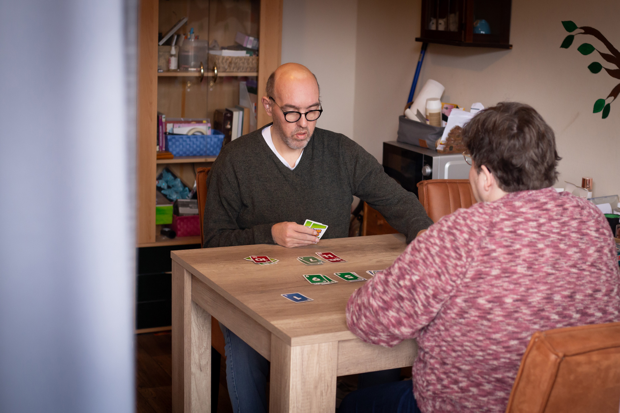 Marjolijn en Tom spelen altijd samen spelletjes aan de keukentafel.