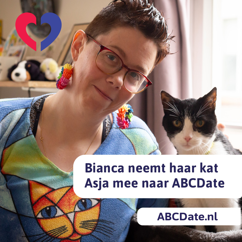 Bianca neemt altijd haar kat mee.